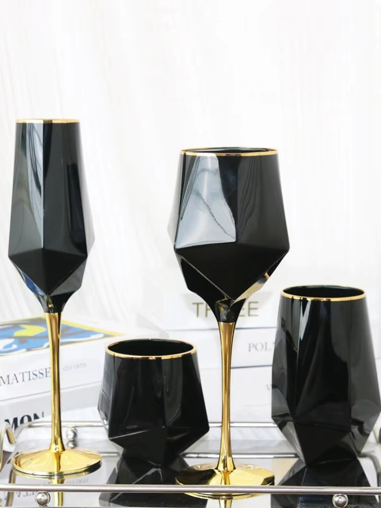 Wine In Beer Glass - Czysty czarny kryształ ze złotą krawędzią